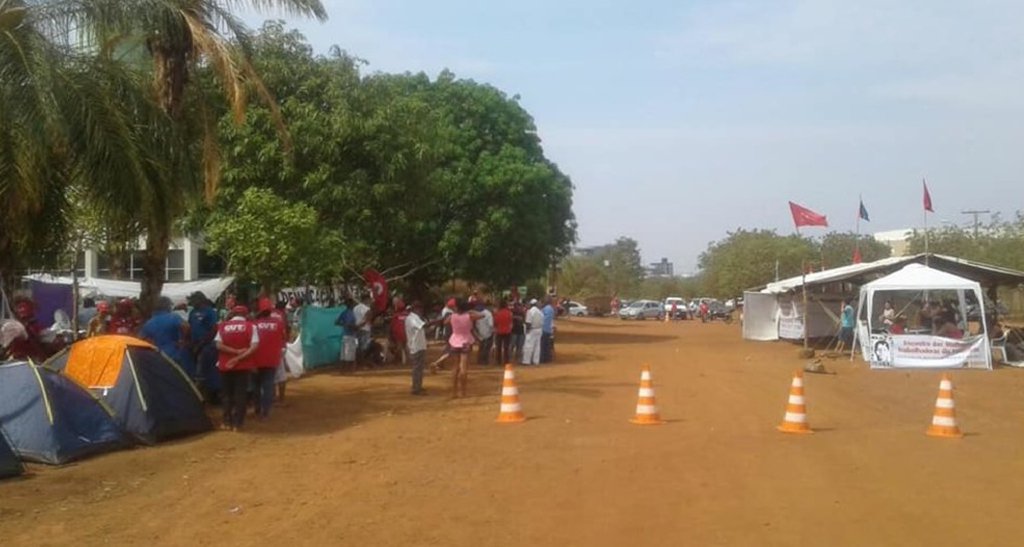 Integrantes de vários movimentos, estão acampados em frente ao Instituto Nacional de Colonização e Reforma Agrária (Incra/TO), em Palmas, para protestar contra a lentidão em medidas pela reforma agrária; entre movimentos que participam do ato, estão: Movimento dos Trabalhadores Sem Terra (MST), Federação dos Trabalhadores na Agricultura do Tocantins (Fetaet) e a Central Única dos Trabalhadores (CUT)