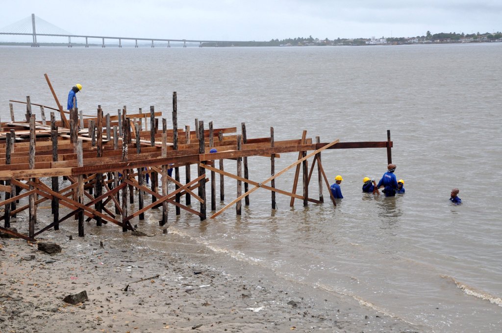 O governo do Estado, por meio da parceria entre a secretaria de Estado da Infraestrutura e do Desenvolvimento Urbano (Seinfra) e da Companhia Estadual de Habitação e Obras Públicas (Cehop), instalou o canteiro de obras do mais novo futuro cartão-postal sergipano: o Largo da Gente Sergipana; obra custará R$ 6,4 milhões e será edificada às margens do Rio Sergipe; o Largo terá um píer, atracadouro para pequenas embarcações, mirante, espaço de convivência e a construção de oito esculturas com 7,0 metros de altura que representarão manifestações culturais do folclore sergipano