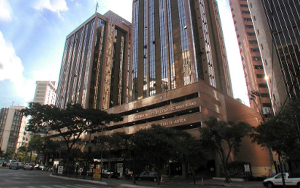 O Supremo Tribunal Federal questiona os auxílios para “aperfeiçoamento profissional” e para a saúde de promotores e procuradores do MP-MG, que foram criados há três anos para se somar aos salários dos membros da instituição; a Procuradoria Geral da República considera que a norma fere a Constituição e, em consequência, ingressou com ação direta de inconstitucionalidade (Adin) pedindo a derrubada dos benefícios