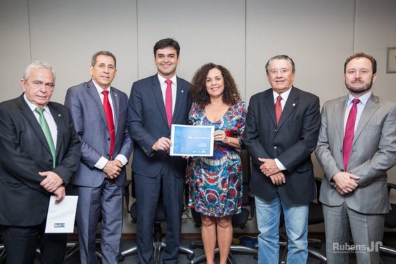 A Bancada do Maranhão no Congresso Nacional garantiu mais uma vitória para o estado; de acordo com o coordenador da Bancada e deputado federal, Rubens Júnior (PCdoB), durante encontro com os parlamentares, o governo federal garantiu o descontingenciamento de R$ 15 milhões para continuidade das obras realizadas pelo Instituto do Patrimônio Histórico e Artístico Nacional (Iphan) em São Luís;  “Também serão retomadas obras dos teatros Arthur Azevedo e João do Vale, Museu de Artes Visuais, Fórum Universitário, Jucema e Palácio das Lágrimas”, detalhou o parlamentar