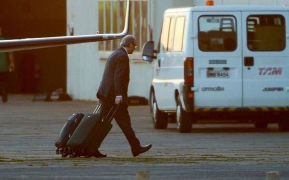 Foto do ex-deputado Eduardo Cunha (PMDB-RJ) carregando suas próprias malas ao desembarcar em Brasília para prestas depoimento à Justiça Federal viralizou na internet pelo fato dele não parecer ser preso; de acordo com a defesa, Cunha conseguiu autorização para viajar com antecedência visando um "maior contato com a defesa técnica" para poder exercer sua "autodefesa diretamente ao juiz"; Cunha ficará em Brasília até o próximo dia 26