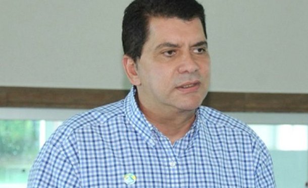 O vereador Lúcio Campelo (PR) ingressou com notícia-crime contra o prefeito de Palmas, Carlos Amastha (PSB), e o secretário municipal de Educação, Danilo de Melo Souza, por causa de possíveis irregularidades na utilização de recursos do Programa Nacional de Alimentação Escolar (PNAE); relatório do Conselho Municipal de Alimentação Escolar relacionado à prestação de contas de 2016, aponta que o órgão detectou diversas irregularidades, como quantitativos divergentes de produtos adquiridos entre escolas com a mesma quantidade de alunos e compra de produtos não aprovados pelo PNAE