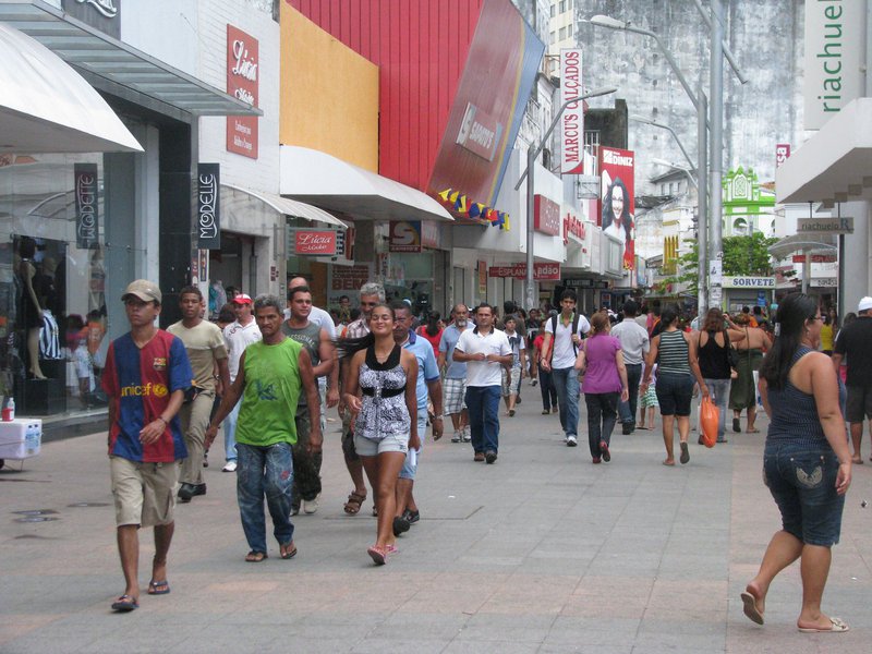De acordo com a Federação do Comércio de Bens, Serviços e Turismo de Alagoas (Fecomércio), de 2014 até agora o desemprego no setor passou dos 7 mil; apesar disso, o comércio responde por 72% do Produto Interno Bruto do Estado e mantém 62% dos empregos formais; com apoio político, Fecomércio quer a revisão da relação de produtos sujeitos à cobrança do Fundo Estadual de Combate e Erradicação da Pobreza (Fecoep), a regulação do Fundo de Equilíbrio Fiscal do Estado de Alagoas (Fefal) e a criação do Programa Emprega Mais Alagoas e um programa estadual para equalização de passivos tributários