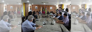 A equipe econômica da Secretaria Estadual da Fazenda se reuniu com a classe empresarial para explicar a proposta do Executivo que realinha alíquotas de ICMS de combustíveis, fumo e energia; a matéria está tramitando na Alepi; o governador Wellington Dias autorizou o secretário Rafael Fonteles a retirar do projeto a parte referente a energia; “Em nome do bom diálogo, em função desse aumento que já teve do governo federal de 27%, se repensou e vai ser retirada a parte da energia elétrica”, disse o secretário