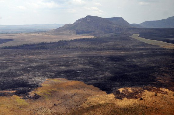 Instituto Chico Mendes informou neste domingo (29) que, com o incêndio no Parque Nacional da Chapada dos Veadeiros, em Goiás, sob controle, metade dos bombeiros deve deixar o local até o fim deste domingo; situação da área será verificada novamente nesta segunda-feira (30) por um helicóptero do Ibama; voluntários do Parque Nacional de Itatiaia, na Serra da Mantiqueira, já retornaram à sua localidade de origem