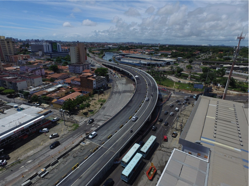 A liberação parcial do tráfego na Av. Aguanambi começa nesta terça-feira (26), a partir das 7h. Motoristas que seguem no sentido BR116/Centro, devem acessar o novo viaduto - que terá mais duas faixas liberadas - e seguir pela Av. Aguanambi com destino ao Centro. De acordo com a Secretaria Municipal de Infraestrutura (Seinf), as obras devem ser concluídas em janeiro de 2018 
