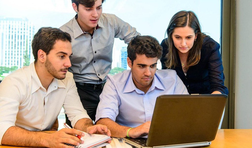 Lembra de quando você estava no cursinho e os professores tinham milhares de coisinhas para te ajudar a memorizar o que era preciso? O The Business Journal levou essa ideia para um novo patamar: criou a regra 5-4-3-2-1 para lembrar de regras simples que podem te ajudar a empreender; o "cinco" remete ao mesmo número de princípios do sucesso, sendo dois deles escrever seus erros e fazer alianças estratégicas; o "quatro" representa a quantidade de estágios do seu negócio;  estágios do seu negócio; o "três" refere-se a competências de qualquer negócios, sendo Controle do fluxo de caixa, Controle do pessoal e Gerenciamento da distribuição; confira mais