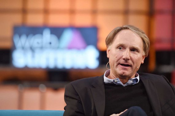 A humanidade não precisa mais de Deus, mas pode desenvolver uma nova forma de consciência coletiva, com a ajuda da inteligência artificial, que cumpra a função da religião, disse o escritor norte-americano Dan Brown nesta quinta-feira (12); "Será que somos ingênuos hoje por acreditar que o Deus do presente sobreviverá e estará aqui em cem anos?", indagou Brown, na Feira do Livro de Frankfurt, onde está divulgando seu novo romance, "Origem", o quinto do personagem Robert Langdon