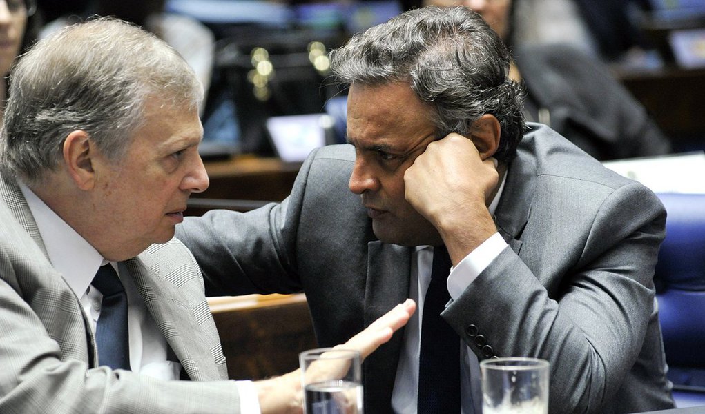 O senador cearense Tasso Jereissati, que comanda interinamente o PSDB, mandou passar um pente fino nos contratos firmados pelo partido nos últimos anos. Segundo o jornalista Lauro Jardim, do O Globo, a medida é uma espécie de auditoria nas contas aprovadas por Aécio Neves, ex-presidente da sigla