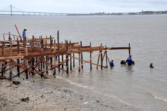 O governo do Estado, por meio da parceria entre a secretaria de Estado da Infraestrutura e do Desenvolvimento Urbano (Seinfra) e da Companhia Estadual de Habitação e Obras Públicas (Cehop), instalou o canteiro de obras do mais novo futuro cartão-postal sergipano: o Largo da Gente Sergipana; obra custará R$ 6,4 milhões e será edificada às margens do Rio Sergipe; o Largo terá um píer, atracadouro para pequenas embarcações, mirante, espaço de convivência e a construção de oito esculturas com 7,0 metros de altura que representarão manifestações culturais do folclore sergipano