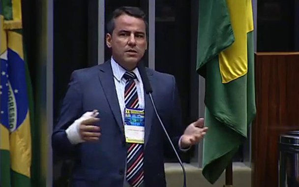 É que aponta a Confederação Nacional dos Municípios (CNM); municípios do estado já têm de arcar com R$ 3 bilhões em dívidas de precatórios reconhecidas e na fila de pagamento; de acordo com as estatísticas, 64 municípios do estado ultrapassaram o limite de gastos com pessoal imposto pela LRF - gastam 54% ou mais de suas receitas correntes líquidas em despesas com pessoal; presidente da Associação Mineira de Municípios, Julvan Lacerda (PMDB), esteve em Brasília com outros prefeitos para encontros com Michel Temer e com o presidente da Câmara, Rodrigo Maia (DEM), com o objetivo de buscar alternativas para aliviar os cofres das cidades mineiras
 