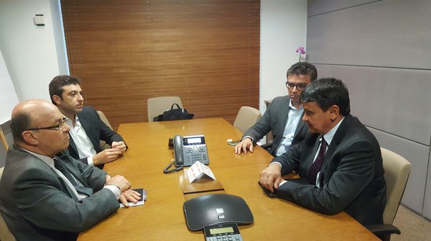 O governador Wellington Dias esteve em audiência, na sede da Companhia Siderúrgica Nacional (CSN), onde discutiu, junto ao presidente da empresa Transnordestina, Sérgio Leite, a retomada das obras da Ferrovia Transnordestina e outros entendimentos que objetivam a conclusão da obra; De acordo com o chefe do executivo, já está pronto o relatório que faltava para que o Conselho Interministerial pudesse autorizar as condições, junto ao Tribunal de Contas da União, para a retomada das obras da ferrovia; o projeto prevê 1.753 quilômetros de ferrovia, beneficiando 81 municípios, sendo 18 no Piauí, que, segundo Dias, “é o estado onde as obras estão mais adiantadas”; “Nossa expectativa é de que os trabalhos sejam retomados até o final deste ano, o que significa a geração de emprego e renda”