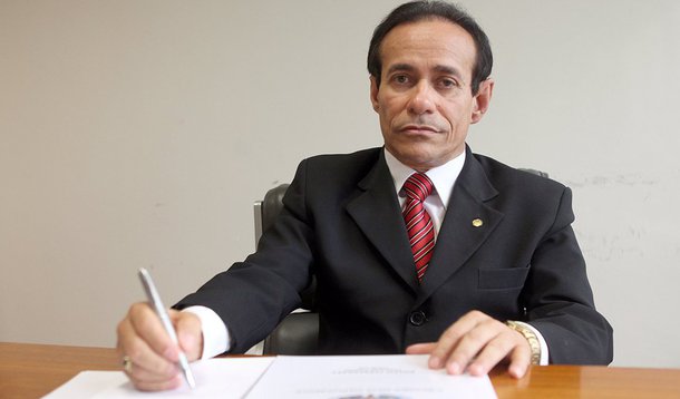 Os ex-deputados federais Domingos Dutra (PCdoB), Clovis Fecury (DEM), Sétimo Waquim (PMDB) e Pinto do Itamaraty (PSDB) foram denunciados pelo Ministério Público Federal por desvio de dinheiro (peculato) por uso irregular da cota de passagens aéreas; são 72 ex-parlamentares citados pela promotoria; as denúncias criminais apontam R$ 8,36 milhões gastos irregularmente com 13.877 bilhetes aéreos usados entre 2007 e março de 2009; o caso foi revelado em 2009 e ficou conhecido como “farra das passagens”