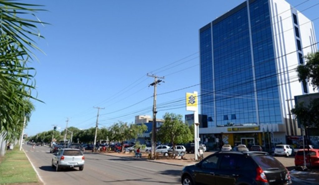 O secretário de Educação de Palmas, professor Danilo Melo, informou que representantes da diretoria do Sindicato dos Trabalhadores em Educação do Tocantins (Sintet) que o prefeito de Palmas, Carlos Amastha, aceitou a proposta intermediária de devolver em folha complementar ainda este mês parte dos pontos cortados dos grevistas que farão a reposição de aulas no mês de janeiro do ano que vem; “Estamos atendendo ao pedido de reposição de aulas, o pedido de reposição de pontos agora parcelados conforme sugestão dos sindicatos, mas queremos os professores integralmente de volta às salas sem nenhum resquício de tensão entre grevistas e não grevistas”