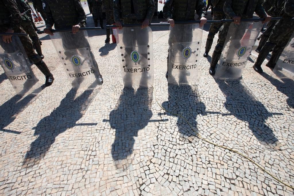 Recrutas do Exército em Goiás denunciam perseguição ideológica: soldados petistas ou favoráveis aos direitos humanos são vítimas de tortura e humilhação por parte de oficiais no 41.º Batalhão de Infantaria Motorizada, em Jataí (GO); gravações mostram um oficial humilhando um recruta, pisando em sua cabeça e jogando areia com o pé em cima do jovem