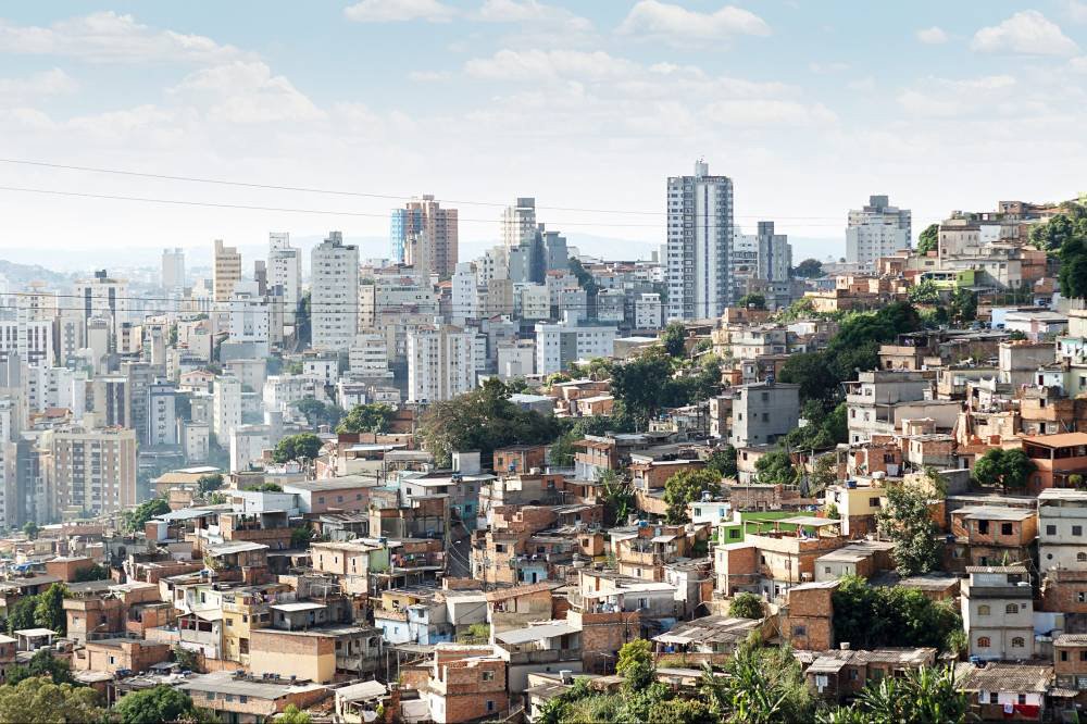 Jornalista Fernando Brito comenta o levantamento publicado pela Oxfam sobre a distribuição de renda no Brasil; "Traduzindo de maneira mais chocante: 10 milhões de brasileiros têm a mesma renda que 195 milhões. E nem para aí para a comparação: os 500 mil mais ricos, naquele grupo reúnem uma riqueza bem maior que 160 milhões de pessoas. Ou seja, cada um deles “vale” 320 brasileiros, ou oito ônibus lotados", diz Brito