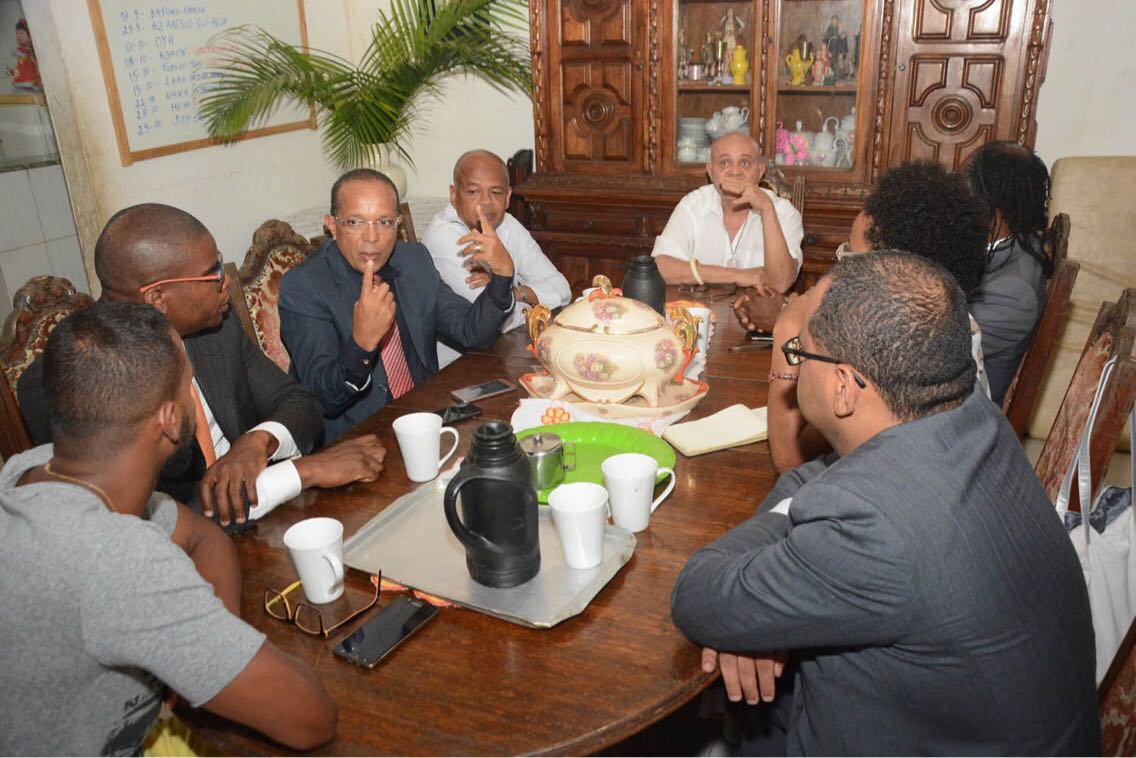 A Comissão de Reparação da Câmara Municipal de Salvador visitou o terreiro de candomblé Hunkpame Savalu Vodun Zo Kwe, no Curuzu, para ouvir o líder espiritual doté Amilton Costa sobre a invasão do templo por policiais militares, em operação no bairro da Liberdade; presidente da comissão, o vereador Moisés Rocha (PT) repudiou o caso e pediu apuração e punição aos envolvidos; "Toda a estrutura da Câmara está à disposição do terreiro. Estamos indignados com esse caso e vamos cobrar apuração para este flagrante de racismo institucional e intolerância religiosa", disse Moisés