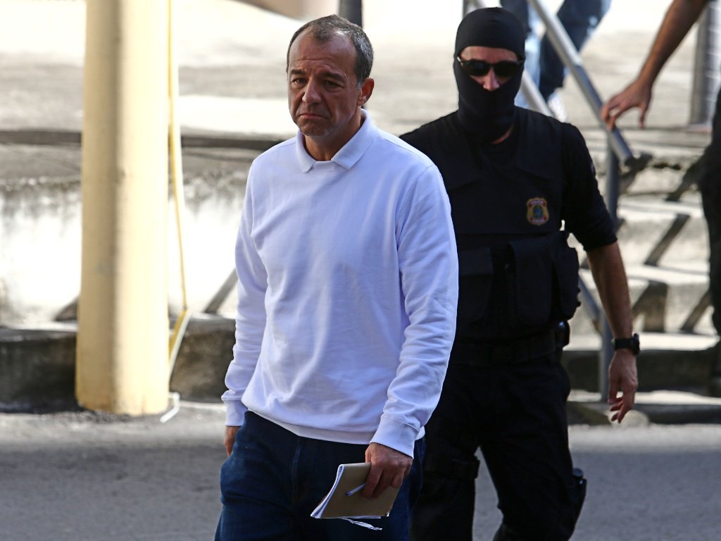 A Secretaria de Estado de Administração Penitenciária (Seap) decidiu doar todos os equipamentos da videoteca que seria instalada na Cadeia Pública José Frederico Marques, em Benfica, zona norte do Rio, onde está preso o ex-governador Sérgio Cabral; decisão da secretaria se dá depois da repercussão negativa e de questionamento do Ministério Público do Estado; os aparelhos serão encaminhados para a organização Casa do Menor São Miguel Arcanjo, que funciona em Tinguá, no município de Nova Iguaçu, Baixada Fluminense