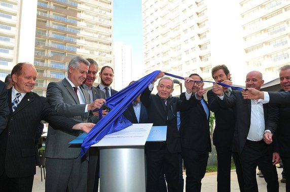 O complexo econômico DF Plaza, inaugurado em Águas Claras, vai oferecer 3 mil diretos e 9 mil indiretos; o empreendimento é formado por um shopping, duas torres de 890 salas comerciais, três de 1.250 unidades residenciais, um hipermercado e um hotel