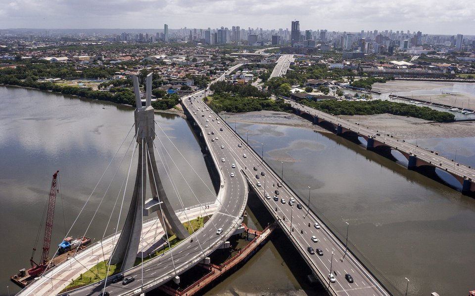 om 96% dos 184 municípios com gestão financeira em situação considerada difícil ou crítica, Pernambuco ocupa o segundo lugar como o Estado com mais maus gestores do Brasil, atrás apenas de Sergipe (98%); levantamento, que consta do Índice Firjan de Gestão Fiscal (IFGF), levou em consideração as informações declaradas pelas próprias prefeituras, apresentadas ao Tesouro Nacional, referentes ao exercício de 2016