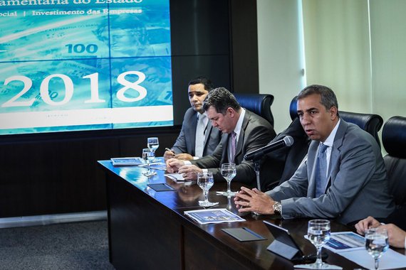 Ao detalhar hoje para a imprensa a proposta orçamentária de 2018, encaminhada na última sexta-feira (29) para a Assembleia Legislativa de Goiás, o vice-governador José Eliton afirmou que ela garante a execução plena do programa Goiás na Frente, bem como de todos os programas sociais do governo estadual; proposta orçamentária para 2018 é menor do que a de 2017; no ano passado, os gastos estavam previstos em R$ 25.030.657.000; para este ano, a previsão é de R$ 24.965.327.000; deste valor, R$ 6.434.029.116,44 são de investimentos no Goiás na Frente, em todas as áreas que o programa contempla