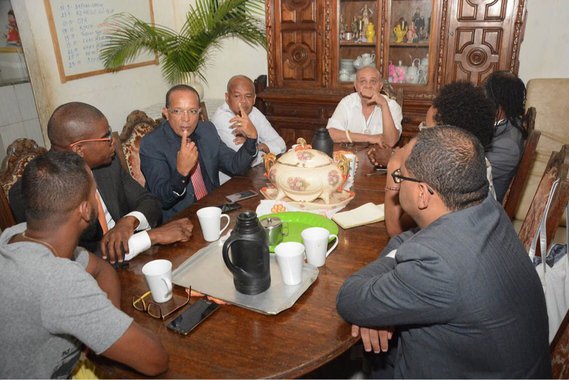 A Comissão de Reparação da Câmara Municipal de Salvador visitou o terreiro de candomblé Hunkpame Savalu Vodun Zo Kwe, no Curuzu, para ouvir o líder espiritual doté Amilton Costa sobre a invasão do templo por policiais militares, em operação no bairro da Liberdade; presidente da comissão, o vereador Moisés Rocha (PT) repudiou o caso e pediu apuração e punição aos envolvidos; "Toda a estrutura da Câmara está à disposição do terreiro. Estamos indignados com esse caso e vamos cobrar apuração para este flagrante de racismo institucional e intolerância religiosa", disse Moisés