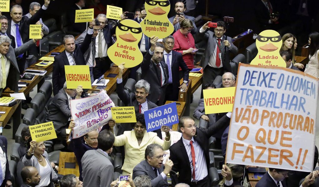 Levantamento dos jornalistas Rubem Bertha e Tomás Chiaverini mostra que pouco mais de dois meses entre o dia 2 de agosto e esta quarta, 25 de outubro, foram suficientes para que 11 deputados mudassem suas posições entre a análise da primeira e da segunda denúncia contra Michel Temer no plenário da Câmara; entre os que agora votaram contra Temer, há desde a incoerência escancarada até uma espécie de estratégia avestruz; em agosto, quando votaram a favor do presidente, boa parte dos deputados simplesmente ignorou o assunto em suas páginas