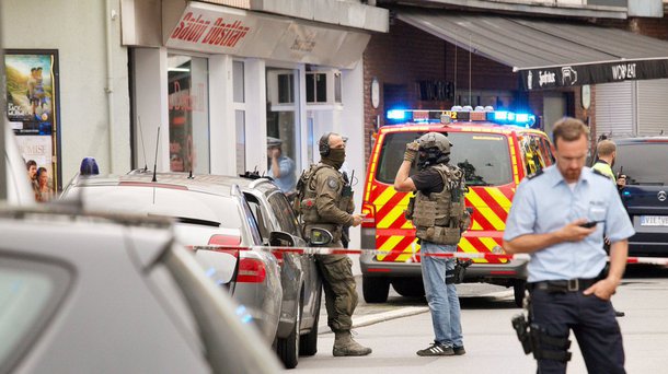 Uma pessoa morreu e oito ficaram feridas em um ataque com faca na cidade de Wuppertal, em Renânina do Norte-Vestfália, na Alemanha, nesta sexta-feira (18); responsável pela agressão conseguiu fugir, mas as autoridades locais já iniciaram as buscas; "Até o momento não há indícios de que possa ser um ataque terrorista, mas não podemos descartar a hipótese", afirmou um porta-voz da polícia alemã à Ansa; um outro ataque a faca, em Helsinque, Finlândia, matou duas pessoas e feriu várias também nesta sexta-feira