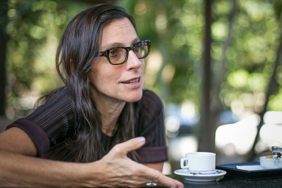 A pesquisadora Lilia Schwarcz diz que "o brasileiro acha que é uma ilha de democracia racial, cercado de racistas por todos os lados": em 1988, ao fazer uma pesquisa sobre o tema na USP, Lilia descobriu que 96% dos brasileiros não se achavam racistas, mas 99% diziam conhecer alguém que era preconceituoso; em entrevista ao site Sul 21, a antropóloga fala sobre o racismo brasileiro, que acontece num país tão miscigenado