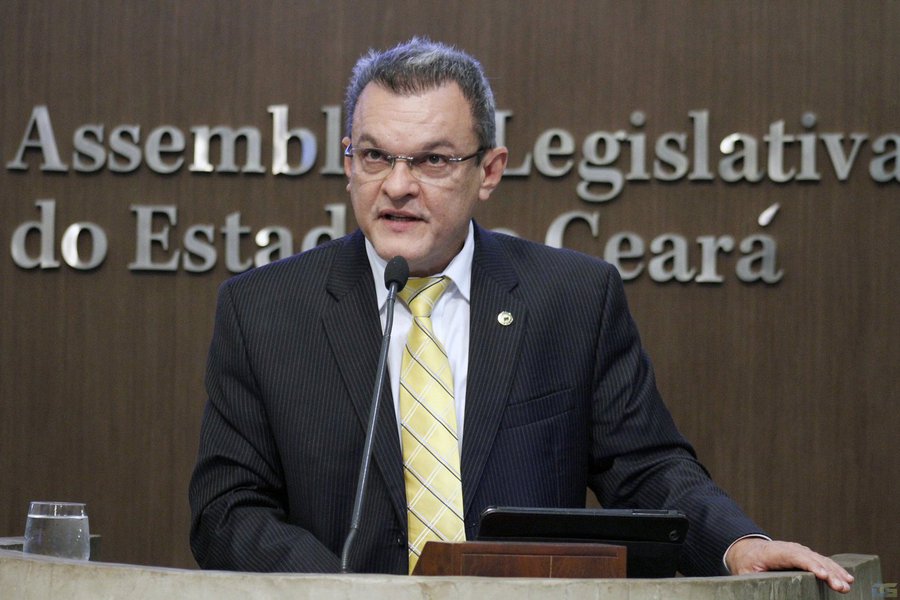 O Plenário da Assembleia Legislativa aprovou por unanimidade, nesta quarta (2), a composição do Conselho de Ética Parlamentar para o biênio 2017/2018. O deputado José Sarto (PDT) ficou com a presidência. Leonardo Pinheiro (PP), Evandro Leitão (PDT), Antônio Granja (PDT), Joaquim Noronha (PRP), Carlos Felipe (PCdoB), Elmano Freitas (PT), Ely Aguiar (PSDC) e Dra. Silvana (PMDB) também  compõem o colegiado
