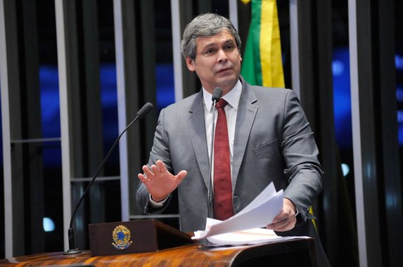 Ao elogiar a política dos governos Lula e Dilma no campo da educação, o senador Lindbergh Farias (PT-RJ) previu um colapso, principalmente nas universidades e institutos federais em 2018; congressista destacou que na área de ciência e tecnologia, o Orçamento de 2015, que foi de R$ 5,8 bilhões, será de apenas R$ 1,3 bi no próximo ano. Para o ensino superior, que recebeu R$ 13 bilhões em 2015, serão R$ 5,4 bi em 2018; "As nossas universidades não vão conseguir funcionar no próximo ano. Sabe a rubrica investimento? Cai a zero! Nenhum real para investimento. Isso tudo fruto das opções deste governo e da Emenda Constitucional do Teto dos Gastos"
