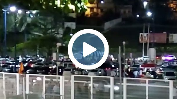 Um boneco utilizado por grupos de extrema-direita do ex-presidente Luiz Inácio Lula da Silva vestido de presidiário foi abatido nesta quinta-feira, 17, nas proximidades do estádio da Fonte Nova, em Salvador; manifestação de incitação ao ódio contra Lula ocorreu durante a chegada do ex-presidente à capital baiana, primeiro ponto da caravana de Lula pelos nove estados do nordeste