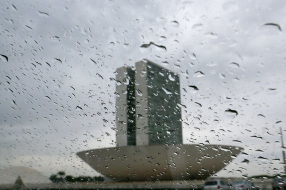 Caíram em Brasília nesta sexta-feira os primeiros chuviscos após 123 dias de seca; a previsão, porém, é de que não chova na próxima semana; de acordo com o Instituto Nacional de Meteorologia (Inmet), até a próxima sexta-feira (29) a capital federal vai continuar seca; por ser inicio da Primavera, as chuvas devem vir com maior frequência somente no mês de outubro, mas a previsão é de que as chuvas permaneçam abaixo da média