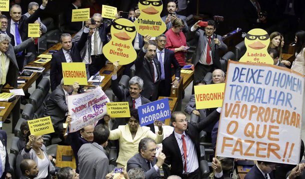 Levantamento dos jornalistas Rubem Bertha e Tomás Chiaverini mostra que pouco mais de dois meses entre o dia 2 de agosto e esta quarta, 25 de outubro, foram suficientes para que 11 deputados mudassem suas posições entre a análise da primeira e da segunda denúncia contra Michel Temer no plenário da Câmara; entre os que agora votaram contra Temer, há desde a incoerência escancarada até uma espécie de estratégia avestruz; em agosto, quando votaram a favor do presidente, boa parte dos deputados simplesmente ignorou o assunto em suas páginas