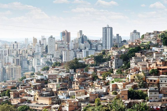 Jornalista Fernando Brito comenta o levantamento publicado pela Oxfam sobre a distribuição de renda no Brasil; "Traduzindo de maneira mais chocante: 10 milhões de brasileiros têm a mesma renda que 195 milhões. E nem para aí para a comparação: os 500 mil mais ricos, naquele grupo reúnem uma riqueza bem maior que 160 milhões de pessoas. Ou seja, cada um deles “vale” 320 brasileiros, ou oito ônibus lotados", diz Brito