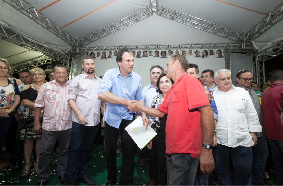 Na comemoração dos 94 anos do município de Reriutaba, o governador Camilo Santana (PT) anunciou uma série de ações nas áreas de Educação, Infraestrutura, Desenvolvimento Agrário e Recursos Hídricos. Entre elas estão a entrega de 334 títulos de terra, a inauguração do posto do Detran, o investimento em iluminação de estádio esportivo, em ambulância e calçamentos, além da recuperação do asfalto no trecho viário de Santo Antônio Cariré e o município