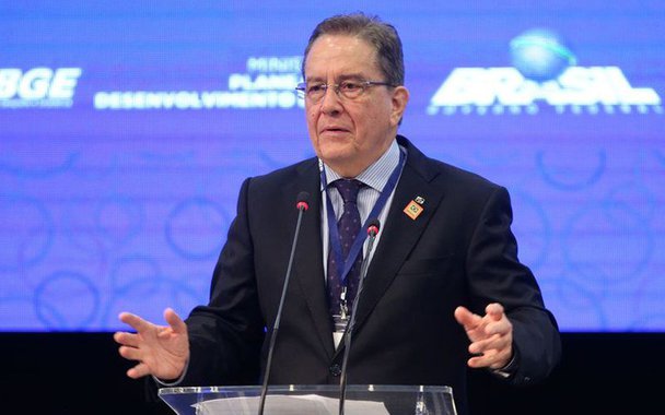 Presidente do BNDES, Paulo Rabello de Castro, criticou duramente a proposta do governo Michel Temer de elevar impostos para cobrir o déficit público, que neste ano deve superar os R$ 139 bilhões, e o que ele qualificou como "incompetência" para aprovar as reformas e reduzir os gastos públicos; "Tempo esgotado para a nossa incompetência de fazer reforma tributária, de fazer reforma da Previdência, mal e mal uma reforma trabalhista. Para nossa incompetência de fazer o custo da máquina caber dentro do PIB e colocar no bolso do brasileiro a conta do ajuste", disparou