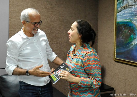 O prefeito Edvaldo Nogueira recebeu, nesta sexta-feira (11), em seu gabinete, a ex-vice-prefeita de São Paulo, Nádia Campeão. Membro da direção nacional do PCdoB, ela veio à cidade para conhecer as experiências de gestão da prefeitura de Aracaju, única capital do país administrada pelo partido