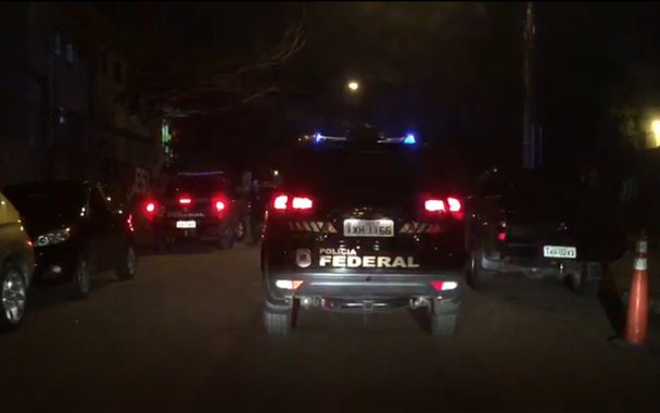 Polícia Federal cumpre cinco mandados de busca e apreensão em cidades gaúchas e em Brasília como parte de investigação para combater os crimes de corrupção e lavagem de dinheiro em obras públicas no Rio Grande do Sul, em um novo desdobramento da Operação Lava Jato; informações obtidas na 26ª fase da Lava Jato --a chamada operação Xepa, realizada em março de 2016 tendo como alvo principal a Odebrecht levaram à descoberta de um esquema envolvendo a lavagem de dinheiro por meio de entidade associativa ligada a grandes empreiteiras