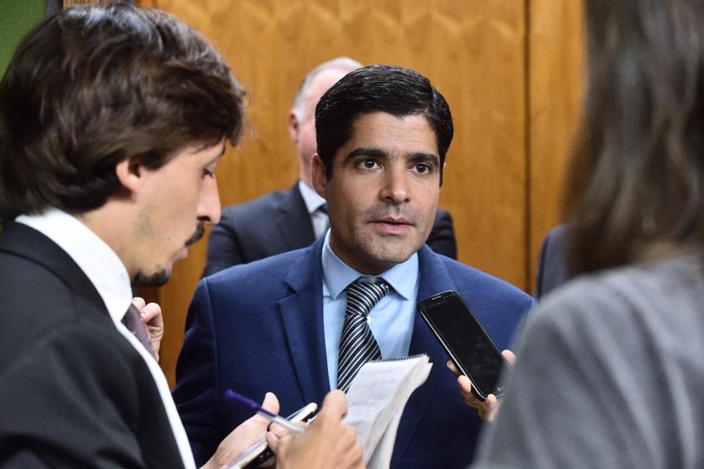O prefeito de Salvador, ACM Neto, indagou a quem interessa uma decisão do TJ-BA contra a atualização feita pelo executivo da base de cálculo do IPTU; "A quem interessa inviabilizar a cidade? Por quanto tempo essas pessoas vão fingir não saber que iríamos ter que paralisar os serviços essenciais, e que quem mais sairia prejudicado são aqueles que precisam do amparo do poder público?", questionou