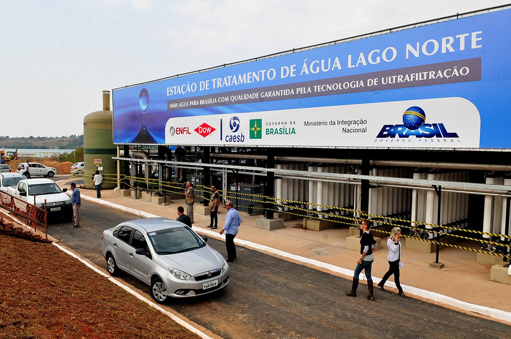 O Distrito Federal ganha reforço de captação de 700 litros por segundo de água a partir desta segunda-feira (2) com a inauguração da Estação de Tratamento de Água do Lago Norte (até então tratada como Subsistema Produtor do Lago Norte), na ML 4 do Lago Norte; de acordo com o executivo local, foram investidos R$ 42 milhões, com recursos provenientes do governo federal; a obra teve duração de cinco meses e é a primeira intervenção para ampliar o abastecimento de água em 17 anos