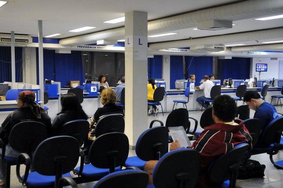 A revisão dos benefícios previdenciários do auxílio-doença detectou algum tipo de irregularidade em 3.205 alagoanos, mas até agora 2.527 tiveram o cancelamento do benefício imediatamente após a realização dos exames; revisão dos benefícios no País já atingiu 200 mil beneficiários, resultando em 80% de cancelamentos