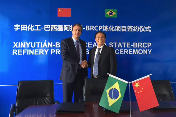 Em seu último dia de agenda na China, o governador Camilo Santana (PT) reuniu-se com a diretoria da Qingdao Xinyutian Chemical para tratar da implantação da Refinaria do Ceará. De acordo com o governador, o Banco de Desenvolvimento da China (CDB) se comprometeu a financiar o projeto e está em contato permanente com a companhia petroquímica. “O banco já garantiu o financiamento e a empresa reiterou que há total interesse em instalar a refinaria em nosso estado”, disse Camilo nesta quinta-feira (21)