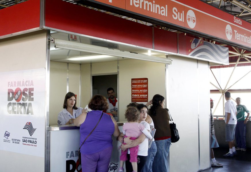 Dos 14 postos que funcionavam desde 2004, administrados pelo governo estadual, apenas seis continuam abertos; um diferencial do programa é que as farmácias estão, ou estavam, localizadas em pontos de grande circulação, como terminais de ônibus e estações de metrô, facilitando o acesso aos medicamentos