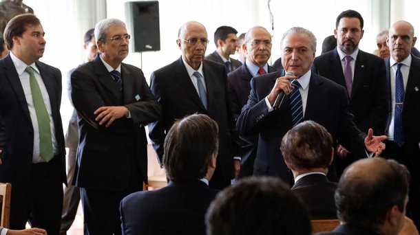 Michel Temer está reunido nesta tarde no Palácio do Planalto com o ministro das Relaçõe Exteriores, Aloysio Nunes, e com demais integrantes de sua tropa de choque; segundo a assessoria de imprensa da Presidência, a reunião é para discutir a agenda que Temer terá nos Estados Unidos, na semana que vem, onde participará da 72ª Assembleia Geral das Nações Unidas, na próxima terça-feira (19); mas versão oficial à parte, o peemedebista está tentando avaliar a nova denúncia contra ele e seus ministros, apresentada ao Supremo Tribunal Federal pela Procuradoria Geral da República