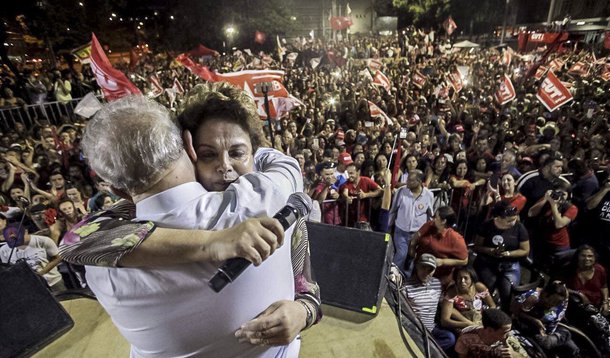 Por mais que a Folha tenha tentado intrigar o ex-presidente Lula com a presidente deposta Dilma Rousseff, afirmando que Lula declarou que Dilma "traiu seu eleitorado" em entrevista ao jornal espanhol El Mundo, declaração que ele nunca fez, o efeito parece ter sido contrário, como ficou demonstrado no ato em defesa da soberania realizado na noite desta segunda-feira 23 em Ipatinga, na abertura da caravana de Lula em Minas Gerais; Dilma lidera as pesquisas de intenção de voto no Estado para disputar o Senado em 2018