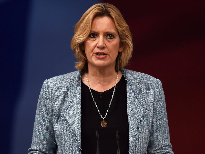 O Reino Unido reduziu neste domingo de "crítico" para "grave" o nível de alerta terrorista no país após a prisão de dois homens relacionados à explosão de sexta-feira (15) em uma composição do metrô de Londres, informou a ministra do Interior, Amber Rudd (foto); a ministra disse que a polícia britânica fez grandes progressos na investigação sobre o ataque, em que 30 pessoas sofreram ferimentos leves devido à explosão de um artefato em um vagão na estação Parsons Green