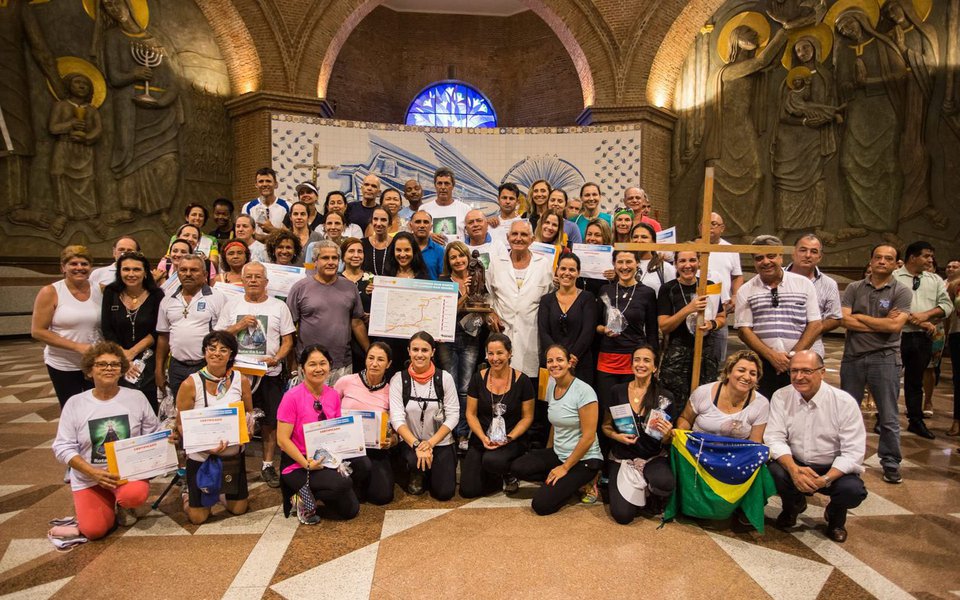 Era outubro de 1717, três pescadores tentavam conseguir peixe para a festa que a Vila de Santo Antônio de Guarantinguetá iria oferecer ao governante da capitania hereditária de São Paulo e Minas de Ouro; tentaram puxar a rede no Rio Paraíba do Sul, e um pedaço do corpo de uma imagem de Nossa Senhora Conceição apareceu; lançaram a rede e pescaram a cabeça da imagem, que se encaixou ao corpo; depois colocaram a imagem da santa no barco; os peixes começaram a aparecer, em quantidade abundante, tão grande que quase fez o barco virar, segundo a tradição católica; a aparição da imagem de Nossa Senhora Aparecida completa 300 anos este ano com uma programação extensa de homenagens e celebrações; o santuário espera receber milhares de peregrinos