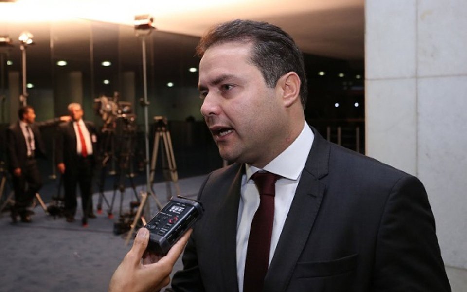 Depois de fechar uma aliança com o PDT, o governador de Alagoas, Renan Filho (PMDB), revelou que também vem conversando com o PT na tentativa de trazer a legenda de volta ao governo estadual; “precisamos cada vez mais ampliar a aliança com o PT, garantindo-nos mais estabilidade política e melhores resultados no governo", explicou Renan; os petistas deixaram o governo alagoano logo após o impeachment da ex-presidente Dilma Rousseff