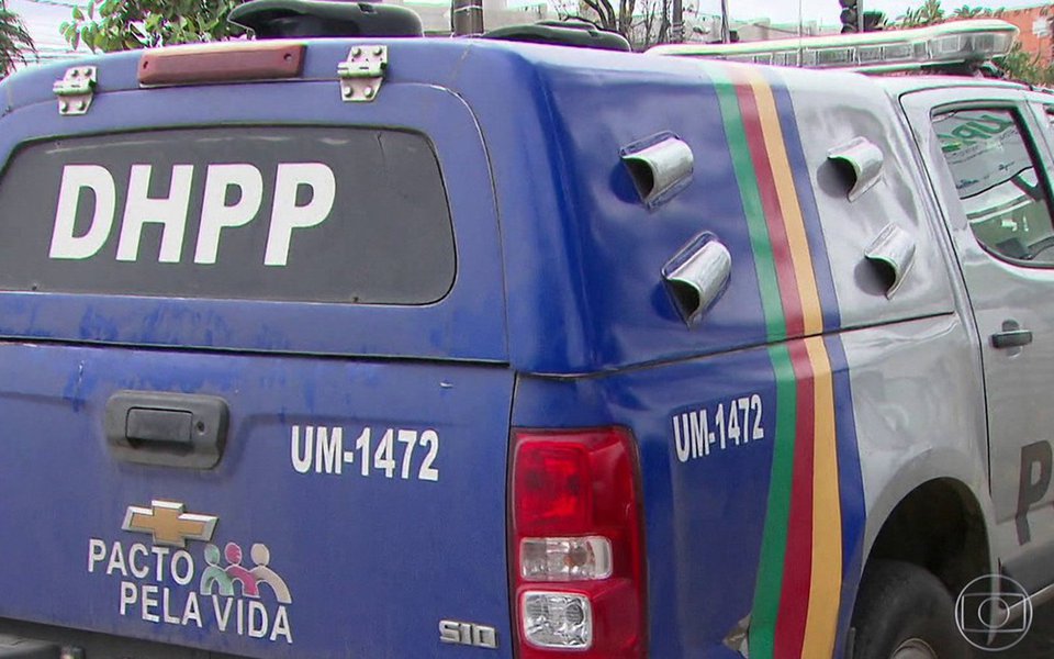 Dados divulgados pela Secretaria de Defesa Social (SDS) apontam 411 assassinatos em setembro no estado, um a menos em relação a agosto, o pior resultado em setembro do Pacto pela Vida, lançado em 2007; de janeiro a setembro deste ano foram registrados 4.145 Crimes Letais Violentos Intencionais (CVLI), o pior patamar em sete anos, aumento de 31,5% na comparação com igual período do ano passado (3.152)